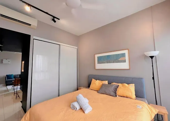 Studio Staycation D\'Sara @ Linked Mrt, Near Thomson Hospital & Sungai Buloh Hospital