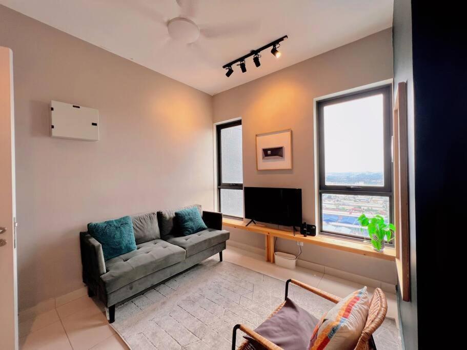 Staycation D'sara @ Linked Mrt, Near Thomson Hospital & Hospital Apartment Sungai Buloh